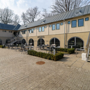 Restauracja OT. Warta, widok od strony wejścia ze schodami